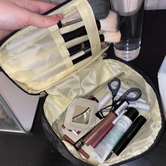 Pink velvet quilted makeup bag - Picture 2 of 2